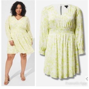NWT Torrid White & Neon Green Washable Long Sleeve Skater Dress. Size 1 (14-16)
